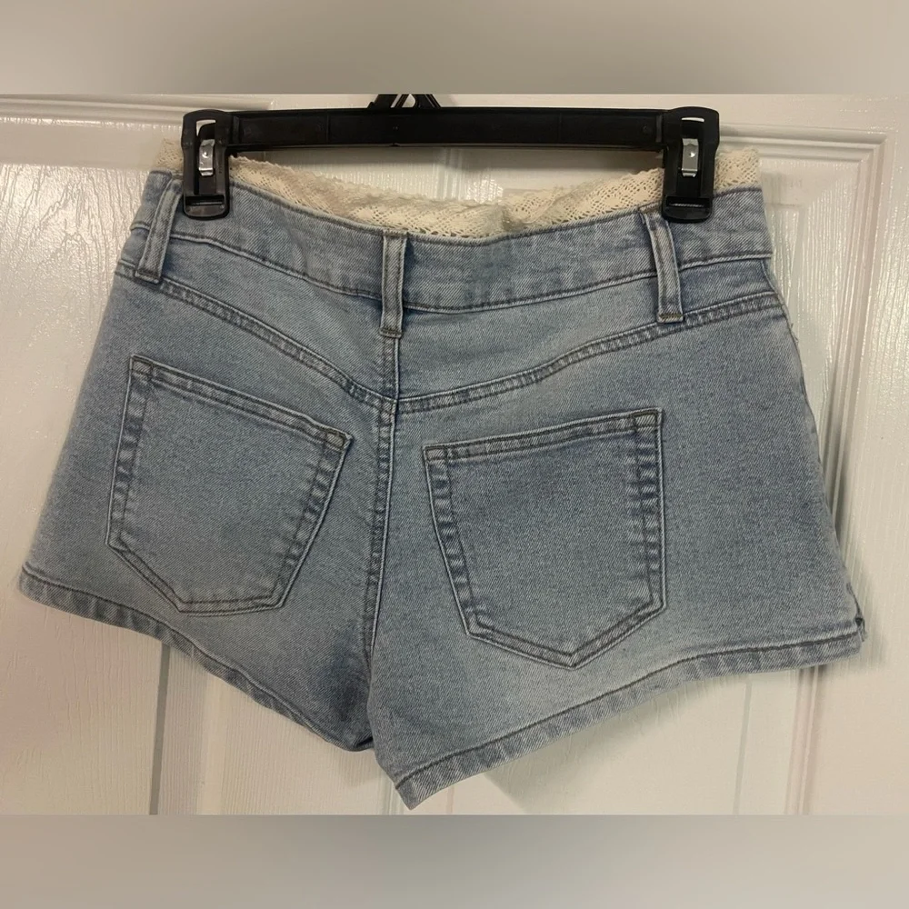 NWT No Boundaries Light Wash Denim Shorts Size 0 Mid‎ Rise Crochet Trim Juniors